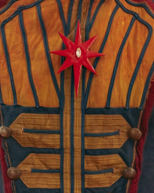 Broșă înstelată cu piatră strălucitoare roșie - Image 2